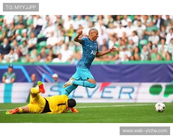 巴西国脚理查利松补时绝杀后激情脱衣庆祝，领到黄牌